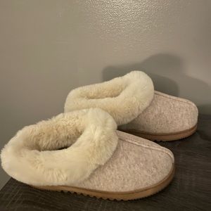Dearfoams Women’s Soft Knit Clog Slippers.